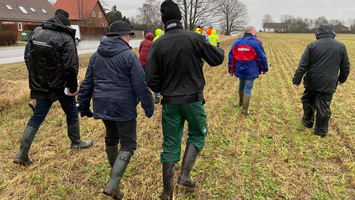Myndighedspersoner og lodsejere deltog i linjebesigtigelsen for Kalundborgmotorvejens tredje etape den 6. februar 2024. Foto: Privatfoto