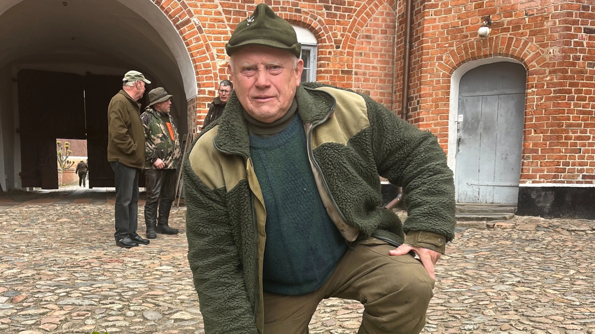 Frits Ryom med den seksender buk, som blev kåret til årets buk ved bukketræffet på Gammel Estrup efter premieren på bukkejagten 16. maj. Foto: Gammel Estrup Herregårdsmuseum
