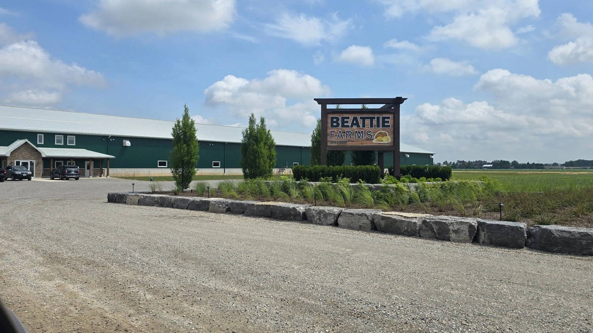Haveanlægget foran den store Beattie Farms kun 5 år gamle bygninger har alene kostet en halv million kroner.
