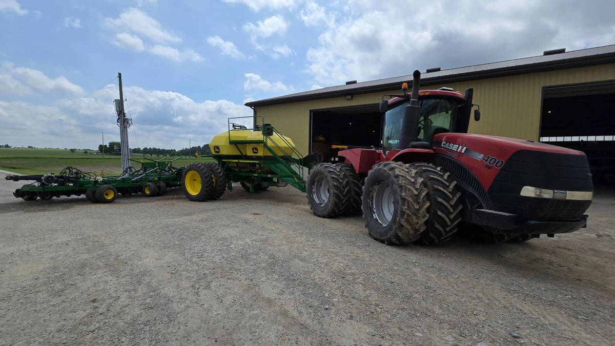 En stor såmaskine kræver en tilsvarende traktor - her på familien Nielsens farm.
