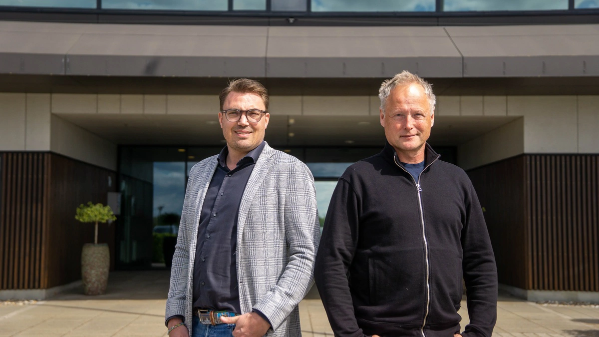 Michael Hyldgaard (tv.) og Søren Bredvis (th.) kalder hinanden for forskellige, men mener det har været en styrke i deres nuværende arbejde. Foto: Søren Nørgaard