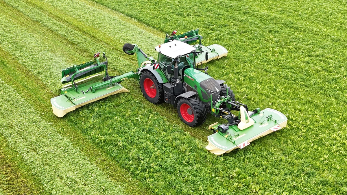 Den nye Krone EasyCut B 1250 CV Fold Collect ses her i praktisk arbejde. Skårlæggerkombinationen har en arbejdsbredde på op til 12,5 meter og er udviklet til 12 meter CTF-systemer, hvor faste kørespor skal reducere jordpakning og skabe mere effektiv græslogistik. Fotos: Per Jørgensen