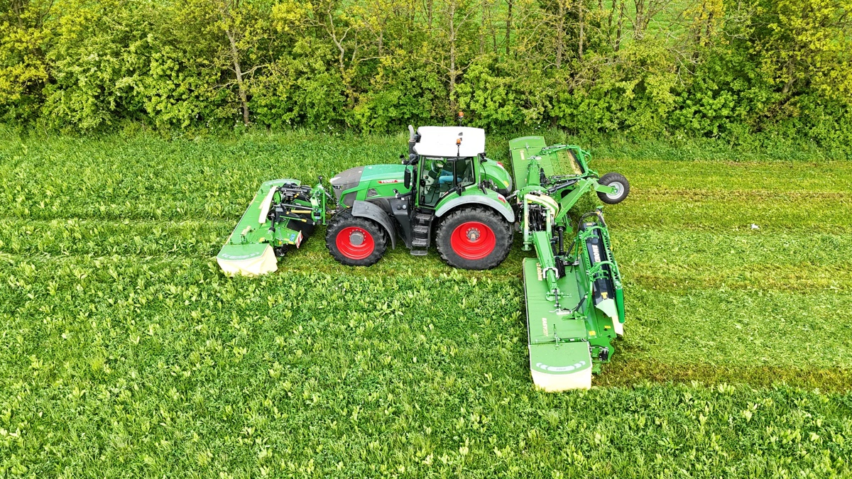 Krone EasyCut B 1250 CV Fold Collect kan justeres hydraulisk i arbejdsbredden fra 11,4 til 12,5 meter. Det gør det muligt at tilpasse overlap til frontskårlæggeren og sikre et rent snit – også under skiftende forhold og ved arbejde langs markkanter.  