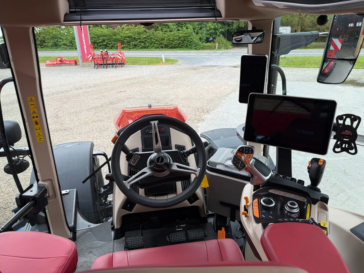Kabinen er helt ny og på samme tid helt genkendelig, da indretningen kommer fra de større modeller fra Case IH. 