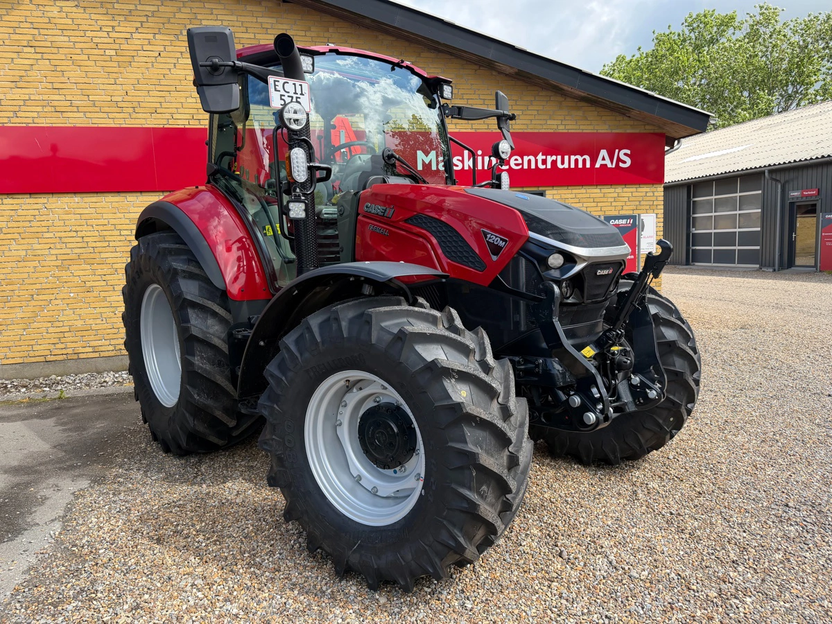 Farmall 120 M er her monteret med 650/65R34-bagdæk, men kan faktisk leveres med 540/65R38 grundet en lidt større akselafstand. 
