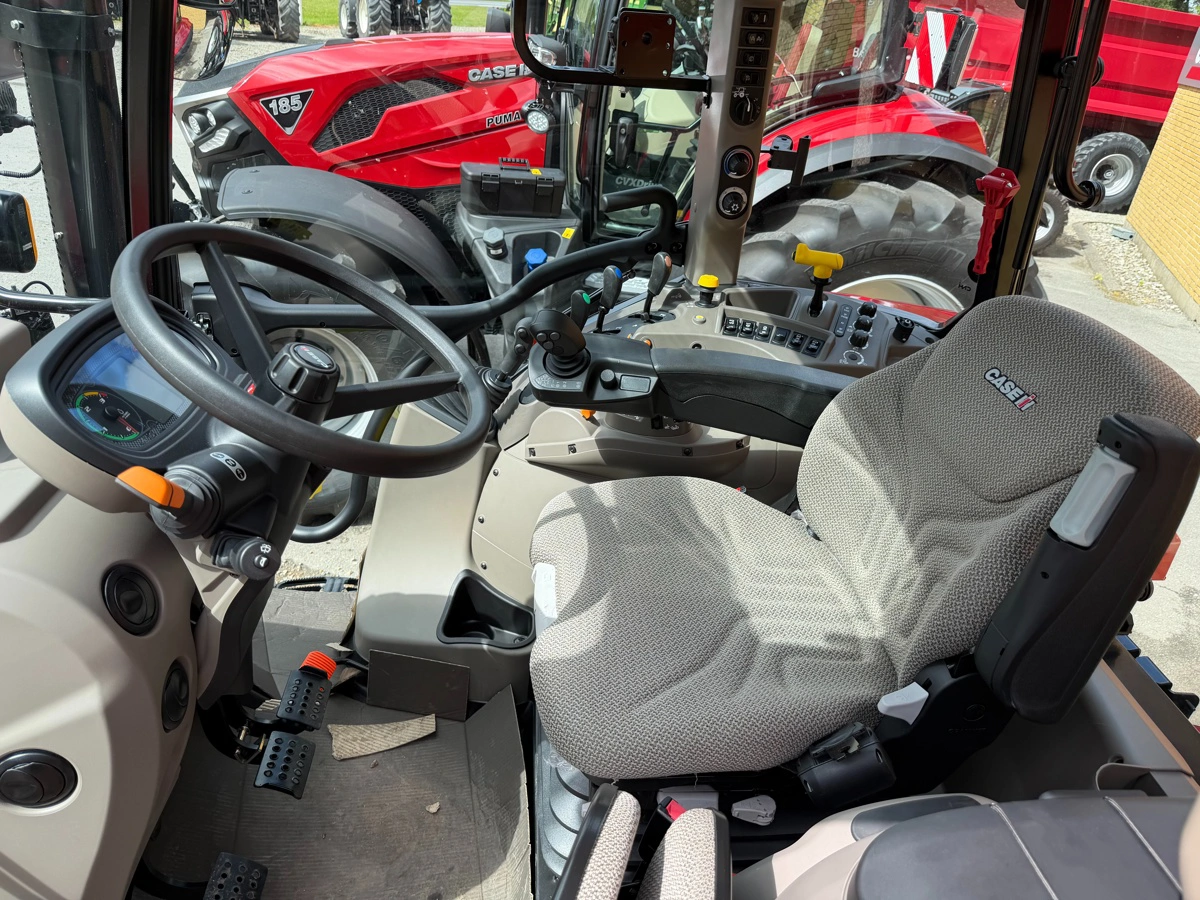 16x16-transmission, joystick monteret på armlænet samt den nye kabine og forakselaffjedring er blandt de detaljer, der skal tiltrække kunder til Farmall M. 