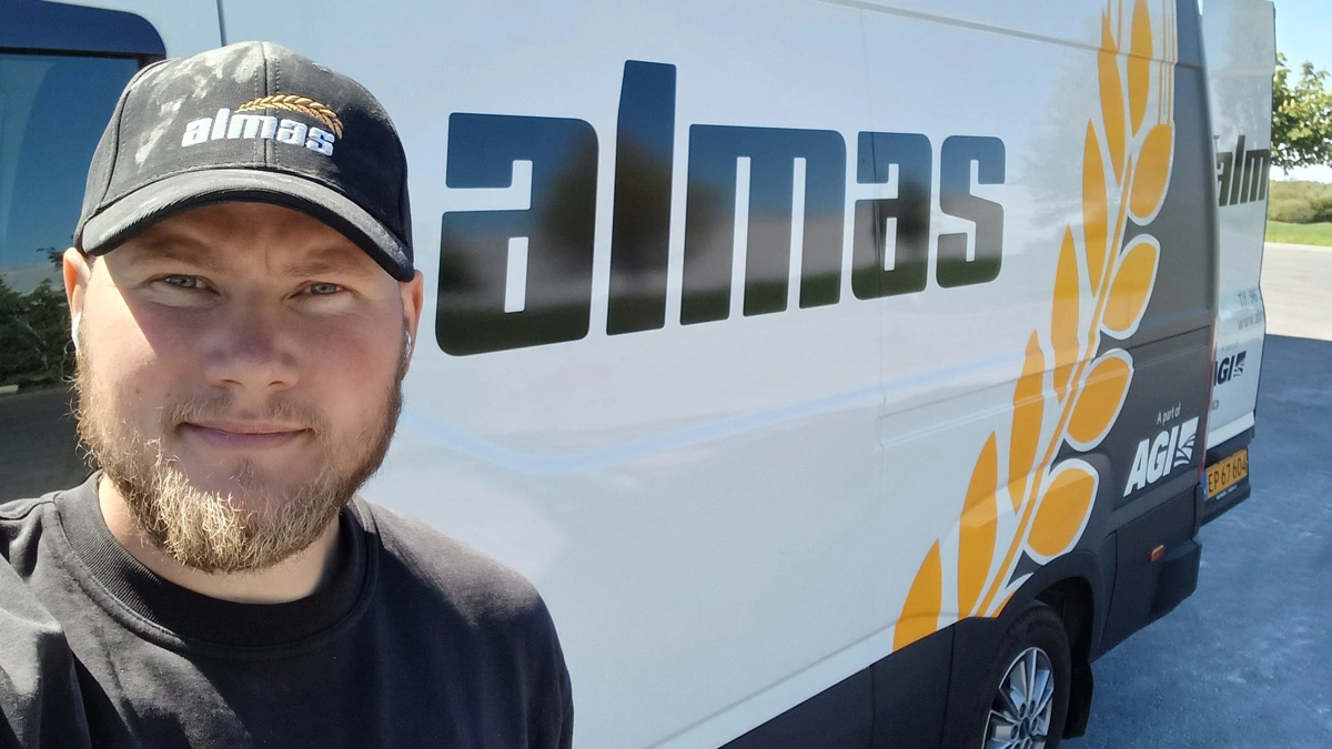 Simon Hansen har arbejdet på en gård i Australien efter endt uddannelse. Han har altid kunnet lide at rejse med sit arbejde, og jobbet ved Almas Korn kan potentielt bringe ham rundt i hele Norden. Foto: Privat