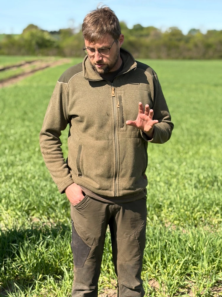 Niels Hauge Mikkelsen, der er en del af driftsfællesskabet ØkologiK ApS' ejerkreds, fortalte om arbejdet i markerne og tankerne bag.
