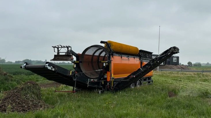Foruden HCP-importprogrammet indenfor MultiOne og Iseki forhandles nu Pronar Recycling importmaskinerne hos de to fynske HCP-maskincentre. Her er en sådan maskine ved at forberede jorden til årets store traktortræk i Særslev. Foto: HCP Maskincenter

