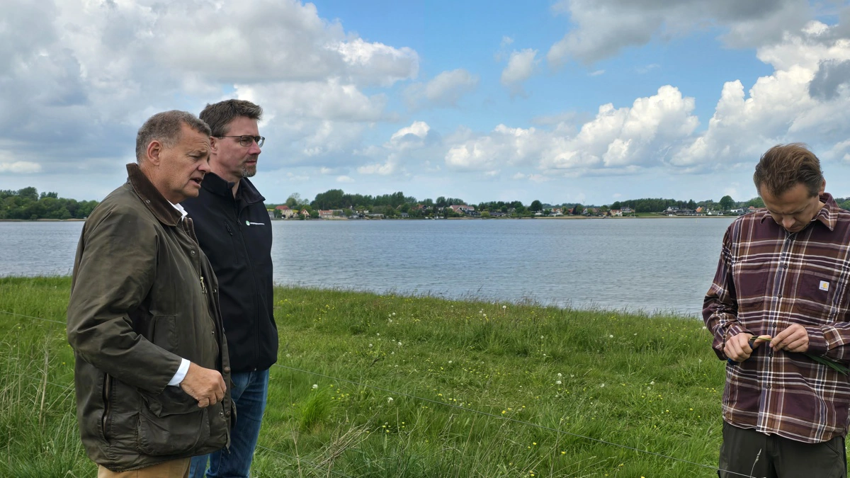 Tilbage står landmænd som Jakob Stausholm (tv) og Casper Rolighed (th), der gerne vil bidrage og levere, men som ikke kan komme igennem med noget eller se økonomi i det.