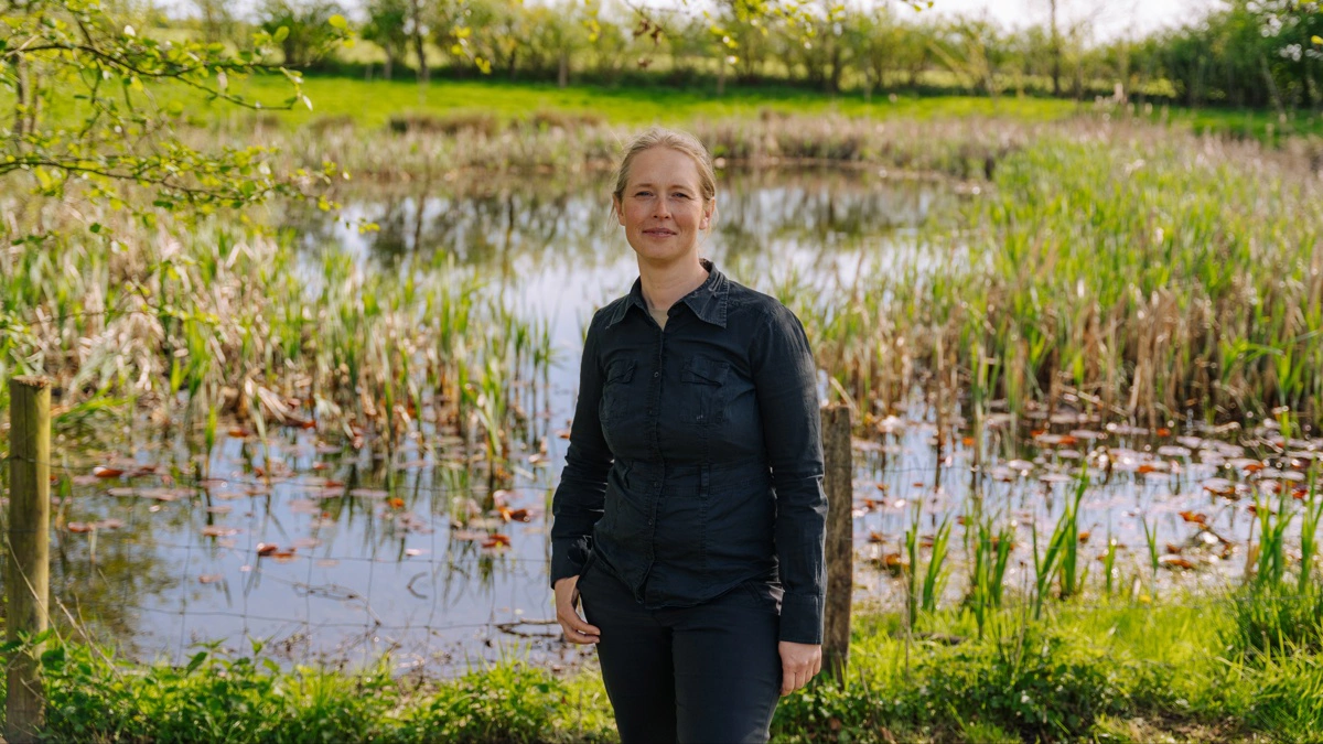 Anna Worm, afdelingsleder for Miljø, Natur & Klima i Fjordland, peger på, at biodiversitet ikke kan sikres gennem planer og projekter alene. 