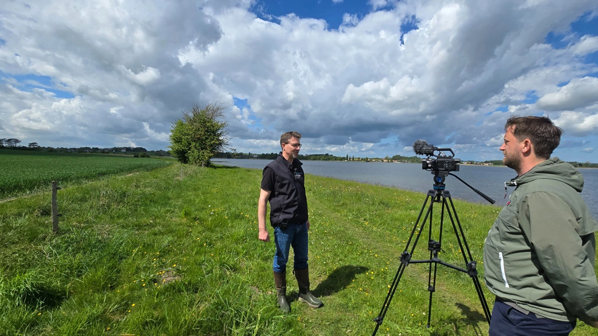 Mikael Samsøe er udtagningskonsulent ved Velas og her i gang med at forklare de begrænsninger, som Herslevgaard løber ind i, til videooptagelse til Effektivt Landbrugs journalist, Søren Nørgaard.