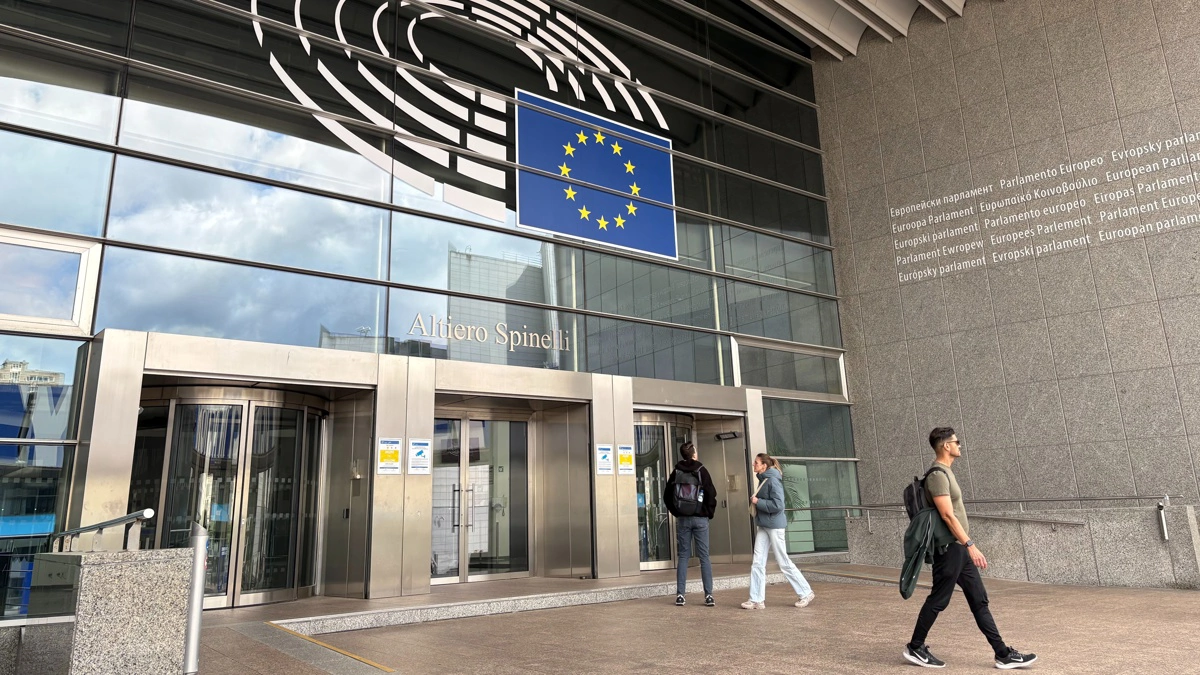 Europa-Parlamentet i såvel Bruxelles som Strasbourg er Markus Svante Eriksens arbejdsplads. Her er vi foran parlamentsbygningen i den belgiske hovedstad.