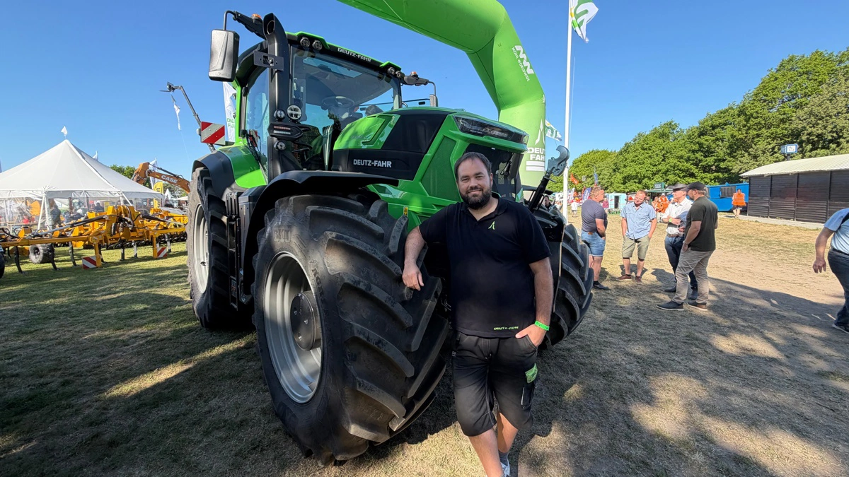 Bo Moisen, der er salgs- og produktmanager hos Moni Worldwide, ses her foran den nye Deutz-Fahr 8340 TTV på Roskilde Dyrskue. Modellen yder 340 hk og får her sin danske dyrskuepremiere. Foto: Per Jørgensen
