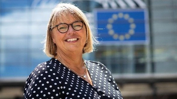- Det kræver både investeringskapacitet og stabile politiske rammer, hvis europæiske producenter fortsat skal kunne levere bæredygtig produktion under langt højere klima- og miljøkrav end mange internationale konkurrenter, forklarer Birthe Steenberg, generalsekretær for den europæiske fjerkræindustri. Foto: AVEC