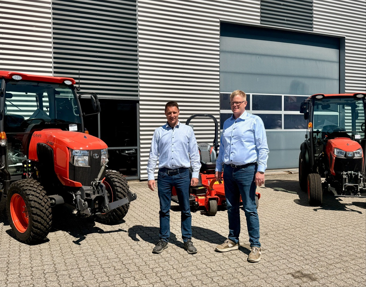 Salgs- og marketingchef Lars Rævsager fra Nellemann Machinery og sælger Niels Bloch Andersen fra Yding Smedie & Maskiner i forbindelse med det nye samarbejde om Kubota groundcare-maskiner i Trekantområdet.