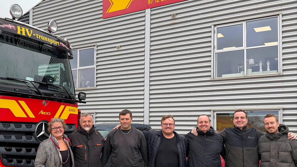 Ejerkredsen i HV-transport. Fra venstre: Esther H. Jørgensen, Poul Jørgensen, Jan O. Sinkjær, Rasmus De Klerk Jørgensen, Simon H. Jørgensen, Nikolaj S. Jørgensen og Johan S. Jørgensen. Foto: HV-transport
