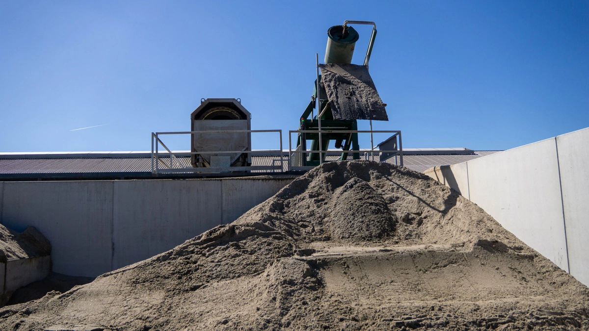 Med sandsepareringsanlægget har Jacob Bjerrum i dag mulighed for at genanvende sit sand ved køerne.