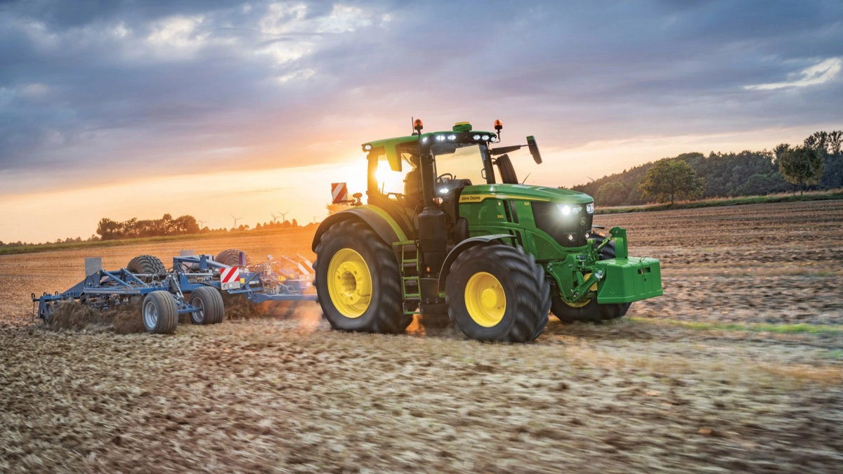 Traktorstatistikken for maj 2026 viser fortsat fremgang i nyregistreringerne, hvor markedet samlet ligger næsten 12 procent foran samme periode sidste år. John Deere topper både maj måned og år-til-dato-statistikken, mens 200 hk-segmentet også holder sig over niveauet fra 2025. John Deere 6R 250 er Danmarks mest solgte traktormodel i Danmark 2026. 24 stykker og det svarer til en markedsandel på 5,13 procent. Arkivfoto