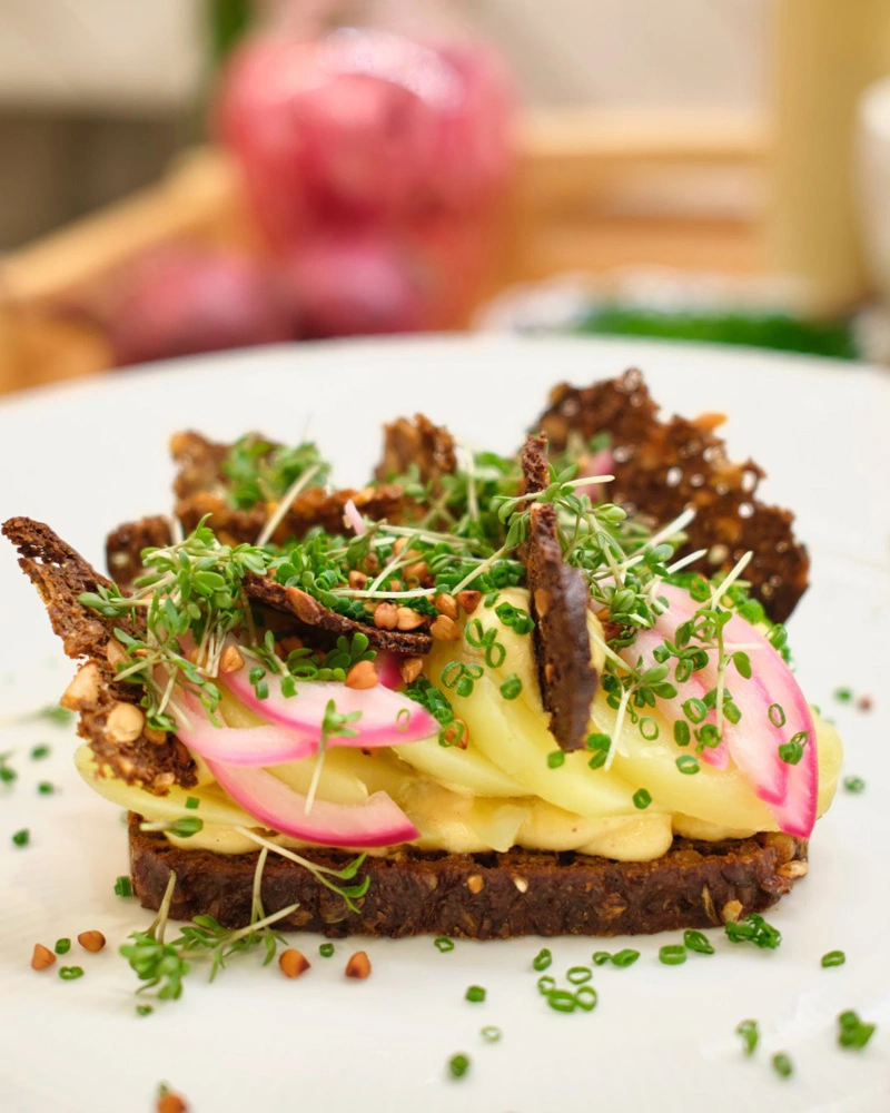 Kokken Umut Sakaryas bud på et moderne smørrebrød.