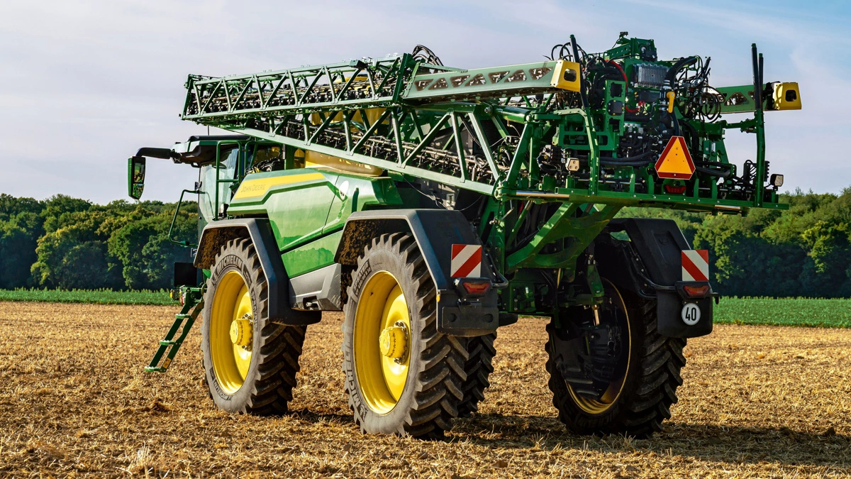 Selv med større tank og bredere bomme fastholdes transportbredden på 2,55 meter på den nye John Deere 560R-sprøjte.