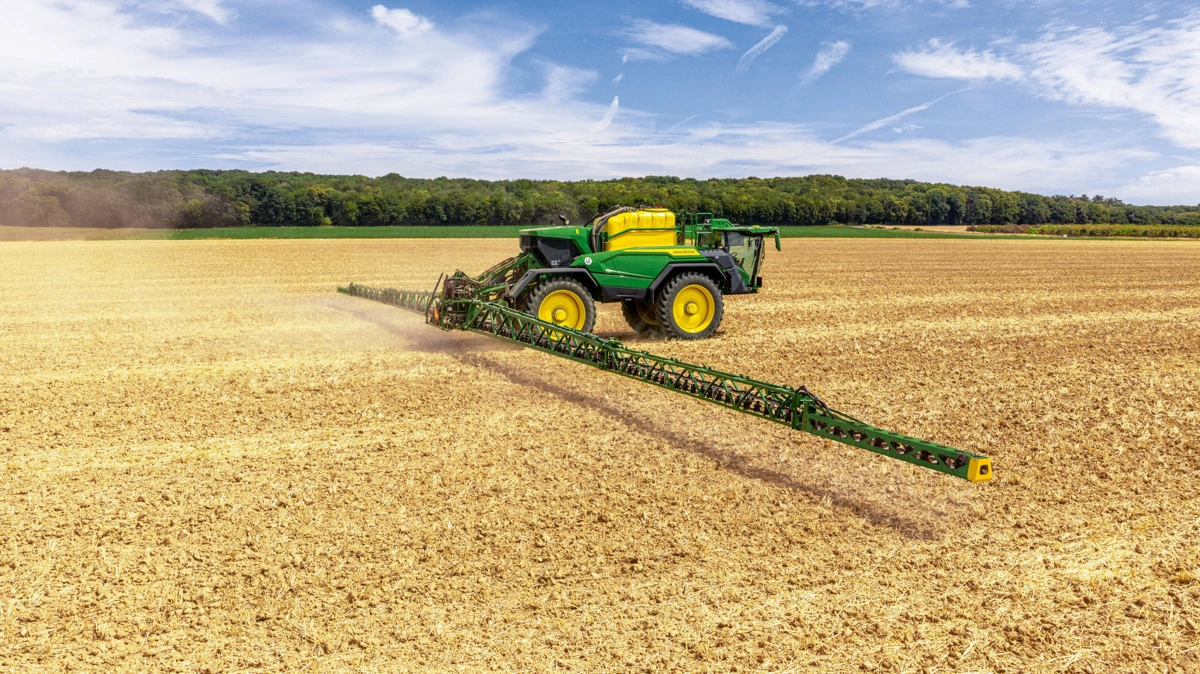 John Deere udvider 500R-serien af selvkørende marksprøjter med en ny 560R på 6.000 liter, ny bomteknologi og en maksimal sprøjtehastighed på 30 km/t. Pressefotos