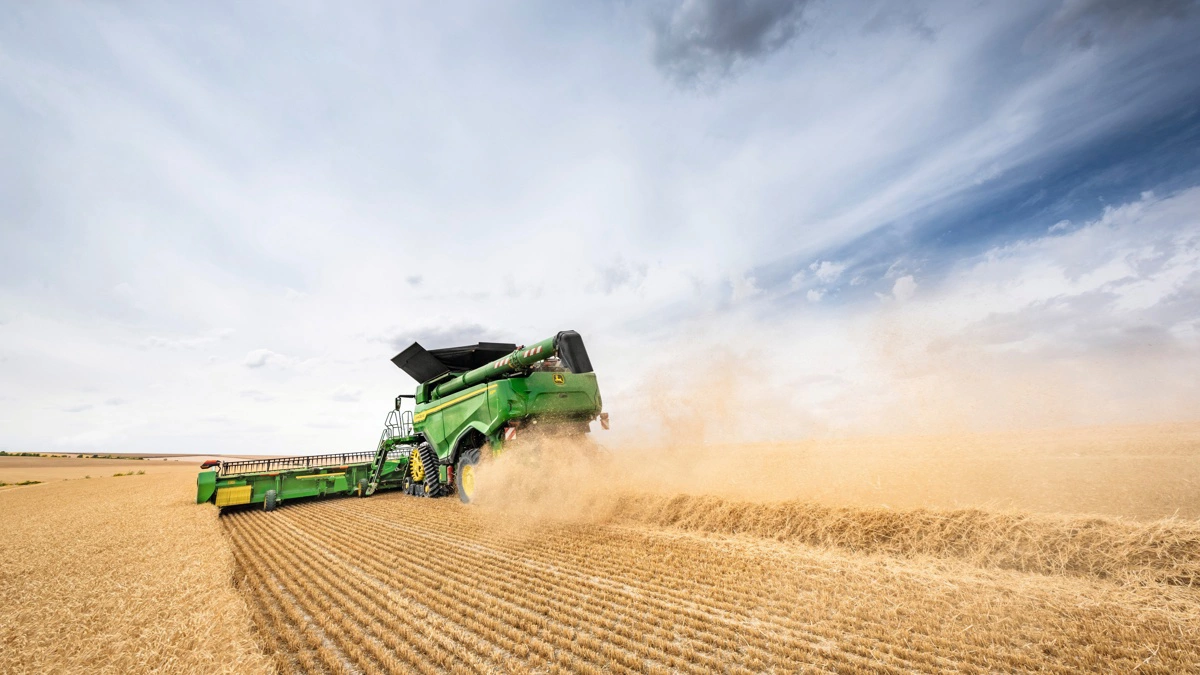 John Deere X9-serien får blandt andet ny tømmesnegl, som matcher det nye 50-fods HDX 50-skærebord. Foto: John Deere