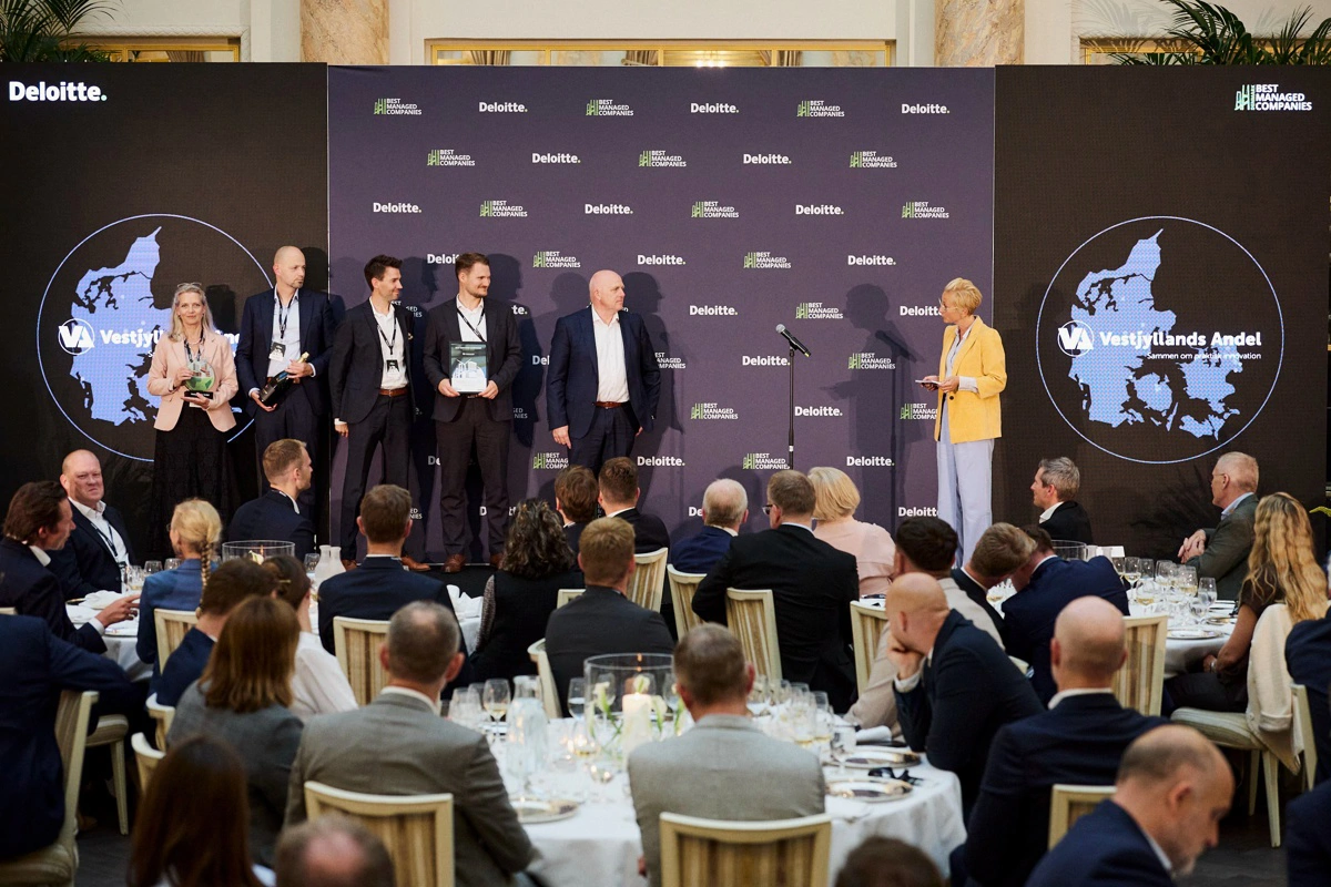 Vestjyllands Andel var repræsenteret med flere folk på scenen. Fra venstre er det HR-chef Helle Juel, vicedirektør Jeppe Tokkesdal, kommunikationschef Brian Bøgh Kristensen, finansdirektør Lasse Østergaard, adm. direktør Steen Bitsch og vært Ane Cortzen.