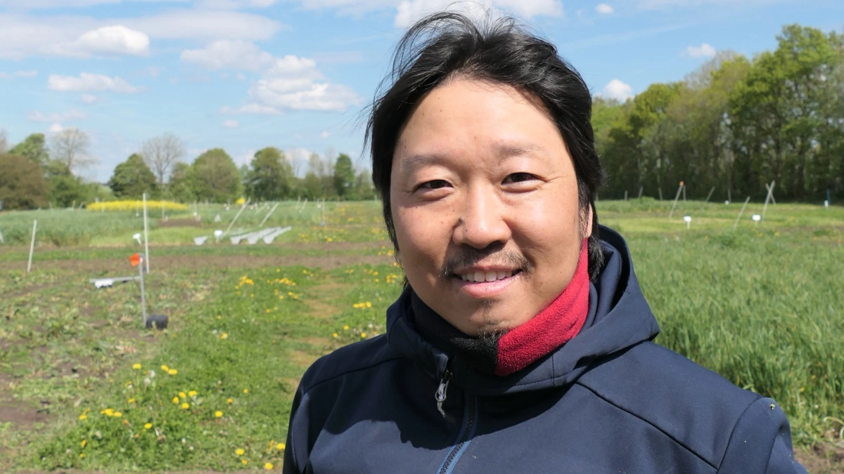 Forsker og lektor på AU Viborg, Eusun Han, er leder af forskningsprojektet PerennialTraits, der på en række forsøgsplots på nærliggende Foulumgård skal afdække flerårige kornafgrøders potentialer i Danmark. Foto: Bøje Østerlund