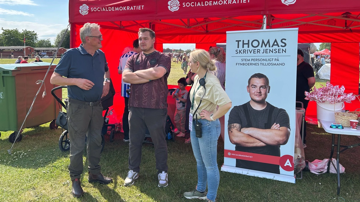 - Jeg går ikke ind for, at vi fuldstændig rundbarberer landbruget. Det kommer der ikke noget godt ud af, påpegede Thomas Skriver Jensen, da dyrskueformand Lars Iversen og dyrskuechef Natasja Skovgaard var på visit på Socialdemokratiets stand. Foto: Kommpress

