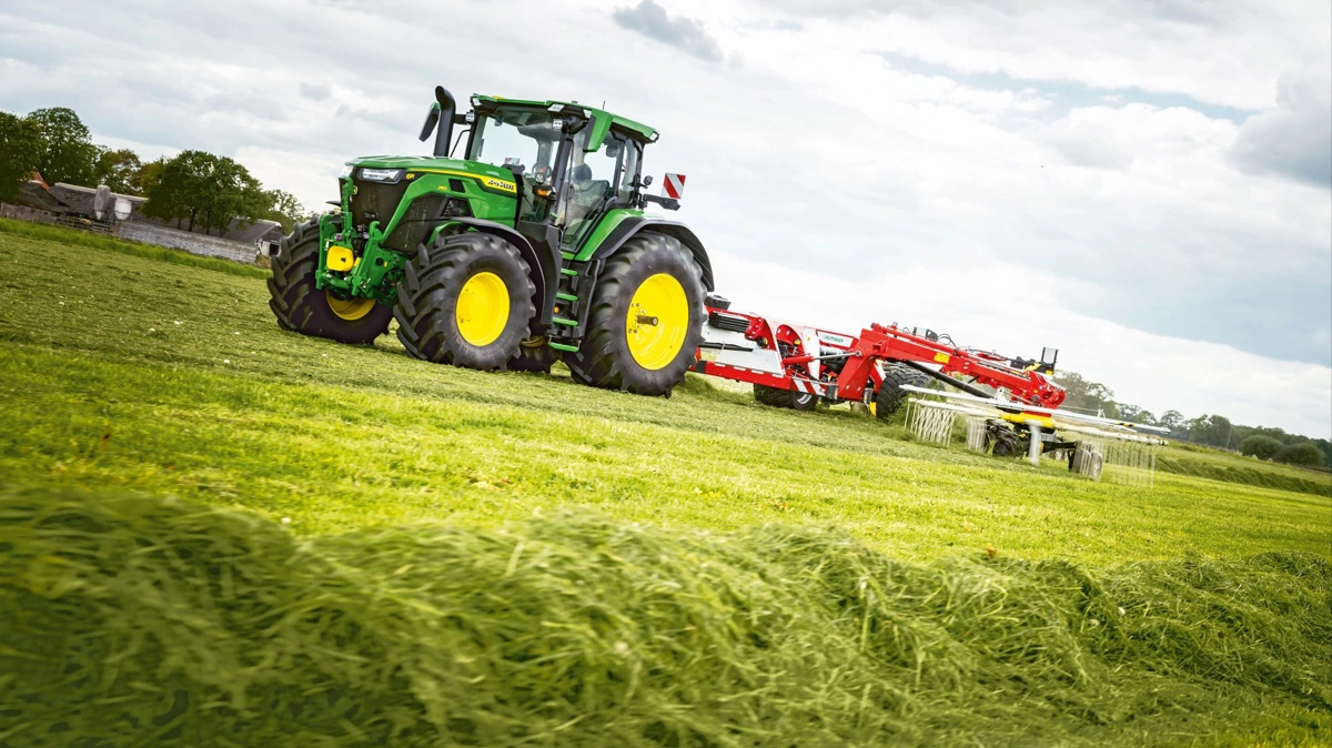 Med en akselafstand på kun 2.800 mm, en egenvægt på 8.900 kg og op til 291 hk vil John Deere 6R 240 være en attraktiv model for blandt andet maskinstationer, vurderer John Deere selv. 