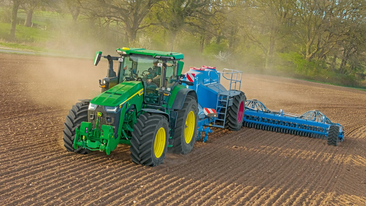 John Deere har særligt udviklet de mindre 8R-modeller til opgaver som såarbejde, hvor effektbehovet kan være lavere, mens de store 8R High-Horsepower-modeller er udviklet med fokus på de tungeste opgaver. Fotos: John Deere
