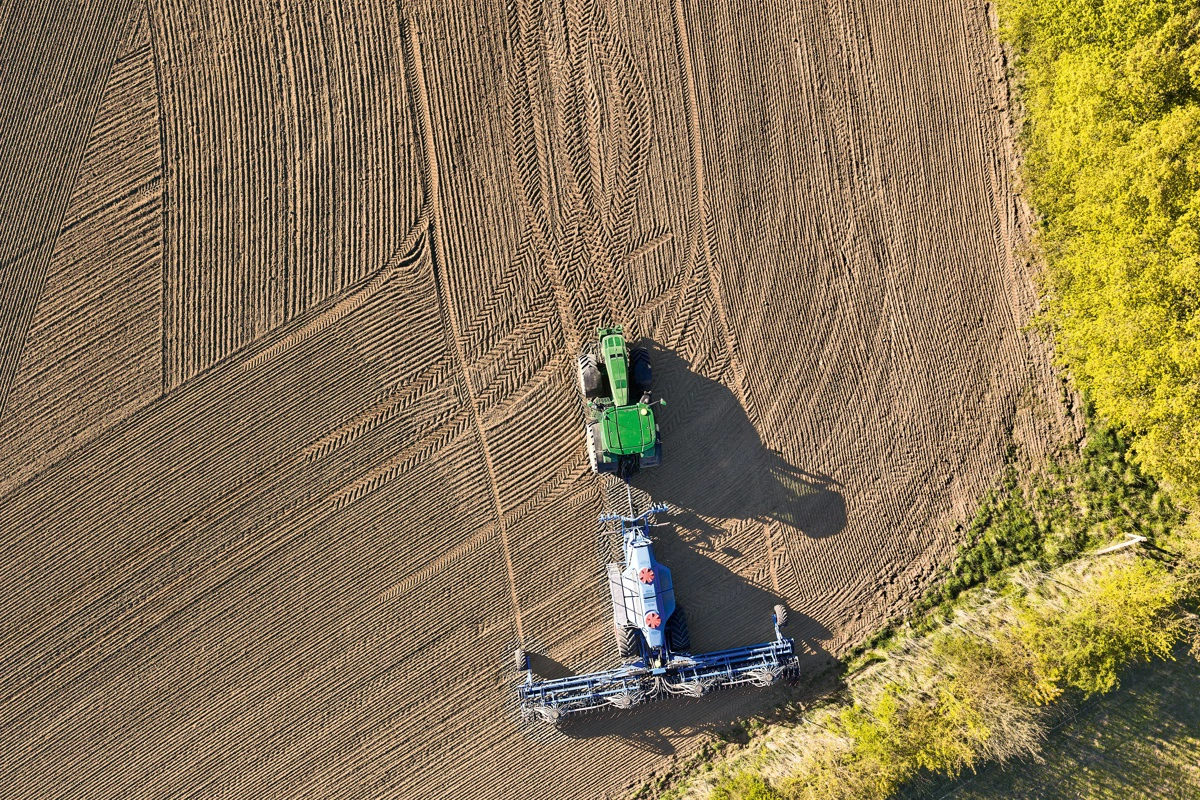Alt hardware til præcisionsteknologier er monteret på traktorerne fra John Deere som standard. Det kræver blot de rette licenser at tage teknologierne i brug. 