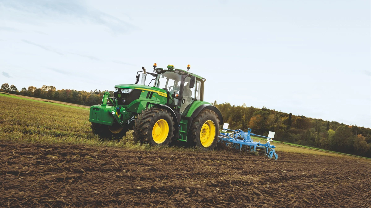 Udefra ligner 6M-serien stadig selv, og de 17 modeller i serien er de samme. Men under overfladen er der spændende nyheder. Fotos: John Deere