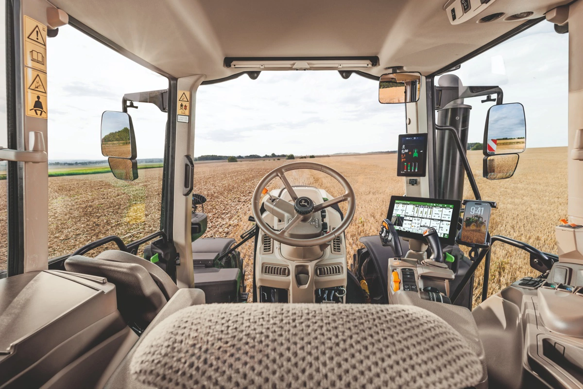 Betjeningslayoutet i 6M-serien kan nu ligne de større modeller fra John Deere, men der er stadig mulighed for at tilpasse traktoren meget præcist til behovet. 