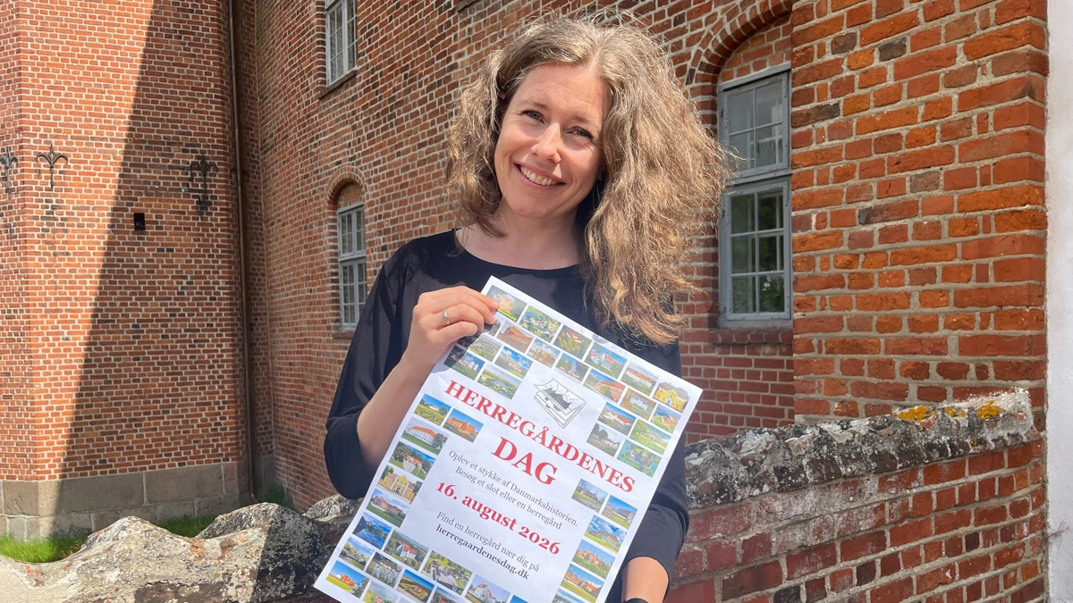 Gammel Estrup Danmarks Herregårdsmuseum står bag begivenheden Herregårdenes Dag, som afholdes for ottende gang i år. Her ses museumsinspektør og projektleder Marie Kirstine Elkjær fra Gammel Estrup med årets plakat med de 54 deltagende slotte og herregårde. Foto: Gammel Estrup Danmarks Herregårdsmuseum