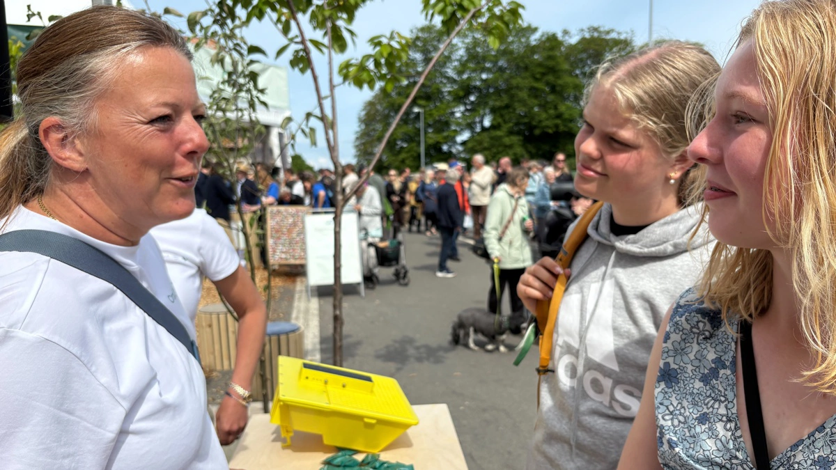 Vigga Nielsen og Liv Engdahl (th.) fra Brønshøj Skole lærte torsdag noget om pesticiders giftighed, da de kiggede forbi CropLife Danmark og direktør Tanja Andersen. Fotos: Christian Ingemann