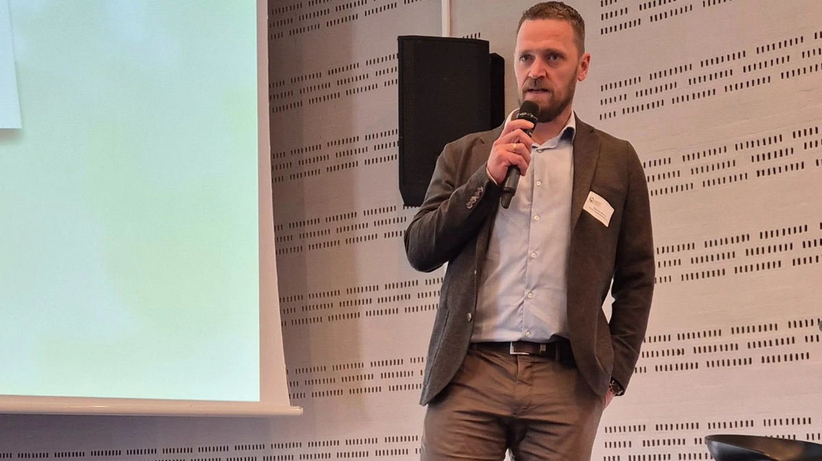 - Vi synes, der var et behov for, at vi kunne få noget af den viden, vi har, delt på et mere praktisk niveau, sagde Rasmus Alstrup, formand for Danske Slagtekalveproducenter.