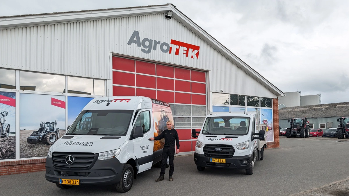 Agrotek blev i 2004 etableret gennem en fusion af to maskinforretninger i Hobro. Med 12 servicevogne dækkes i dag området nord for en linje fra Randers til Lemvig. På billedet en af de udekørende montører, Jonas Andersen, der blev udlært for et år siden.