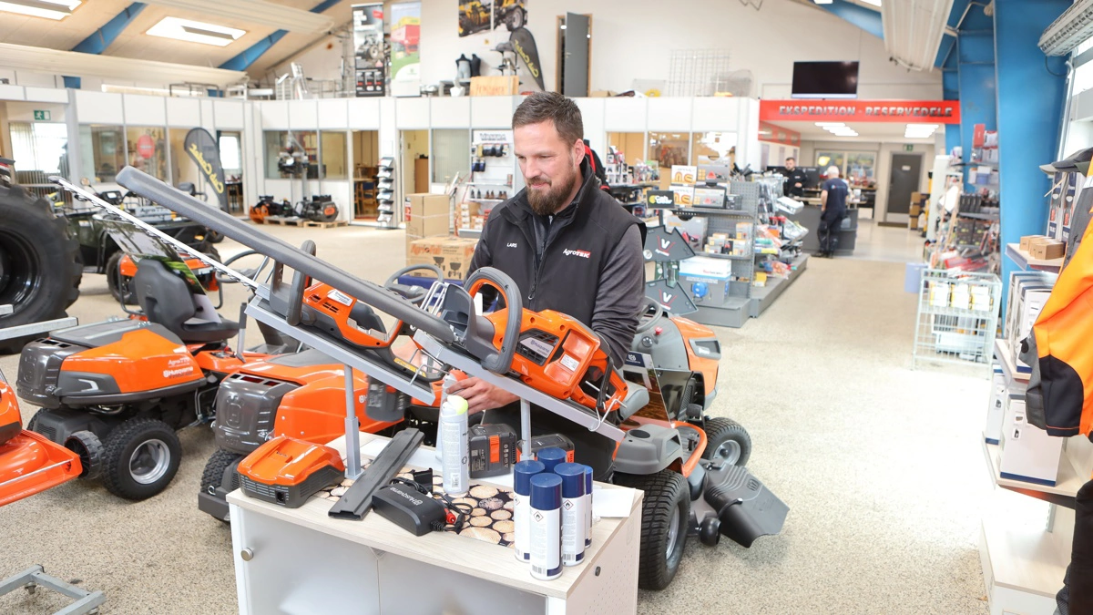 Både i Hobro og Brønderslev er der en stor butiksafdeling for både professionelle og private kunder. Salgskonsulent for have-park og skov, Lars Andersen, ses her i Hobro-butikken.