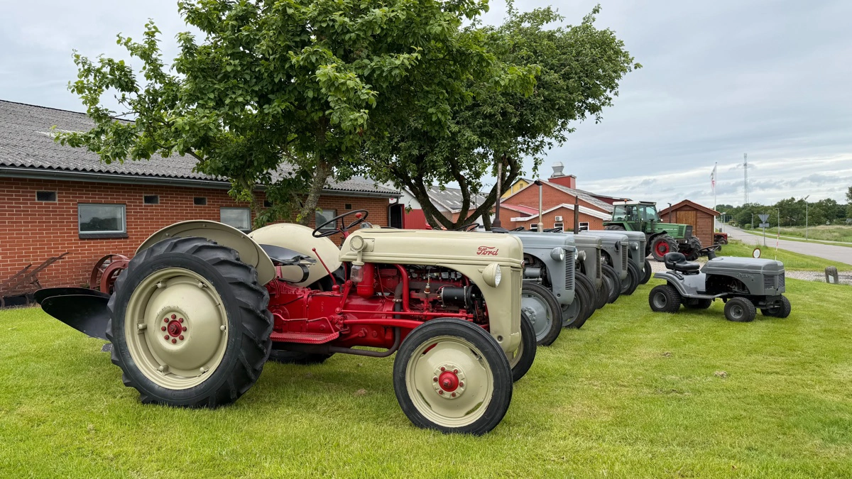 Den første traktor, der gjorde brug af Ferguson System - det vi i dag kender som trepunktsliften med vægtoverføring - var Ford 9N, der blev produceret i USA og lanceret i 1939. Dén model kan man også se nærmere på næste weekend. 