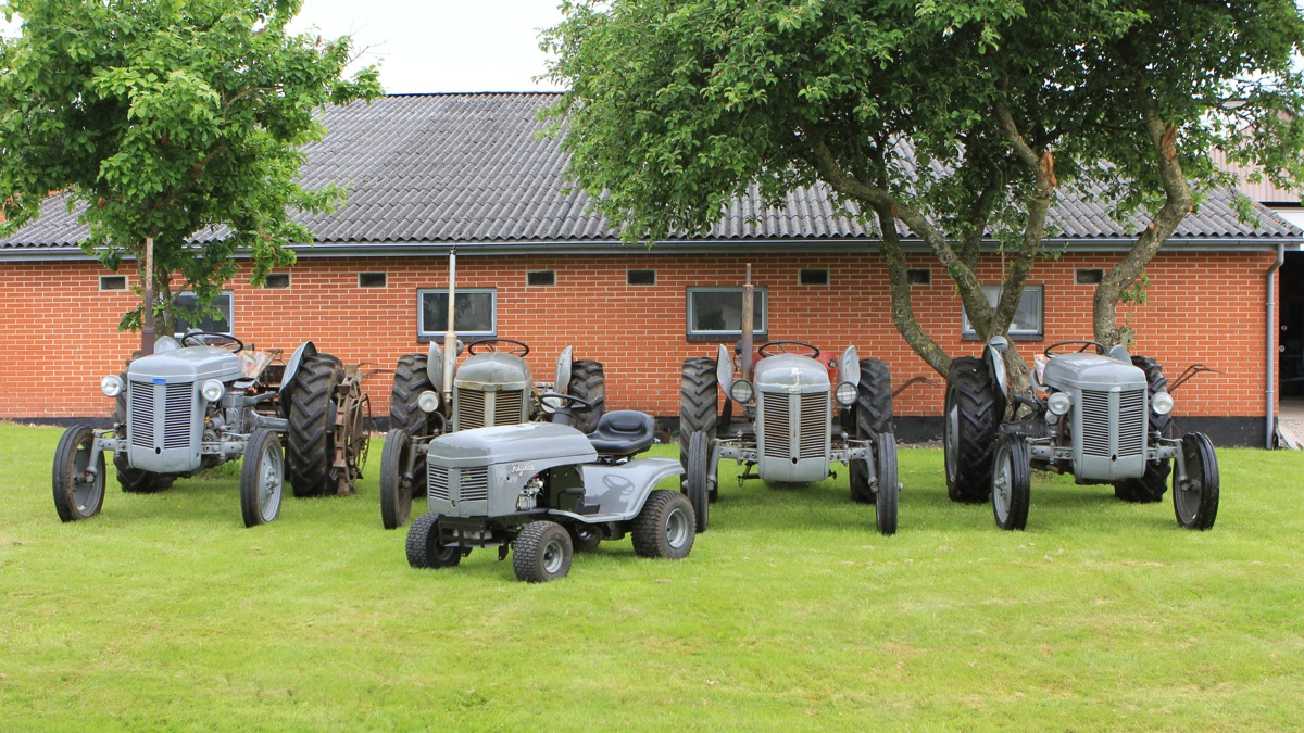 Men med over 500.000 producerede eksemplarer i årene fra 1946 til 1956 blev Ferguson TE-20 en massiv succes. Den grå mini-udgave i forgrunden er bygget af arrangørerne forud for træffet. 