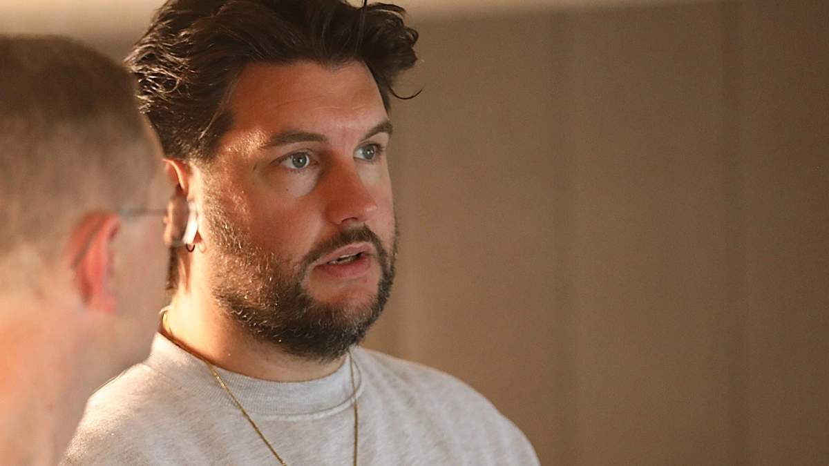 Andreas Helsbøl, ejer af Charolais Kroen i Herning, oplever en stigende interesse fra gæsterne for lokale råvarer og historien bag maden på tallerkenen.