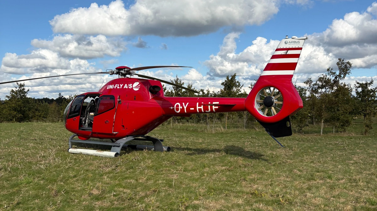 Energinet bruger blandt andet helikoptere til det årlige eftersyn af luftledningerne. Fra luften bliver både ledninger og beplantning gennemgået for at vurdere, om træer og buske vokser for tæt på elnettet. Fotos: Energinet