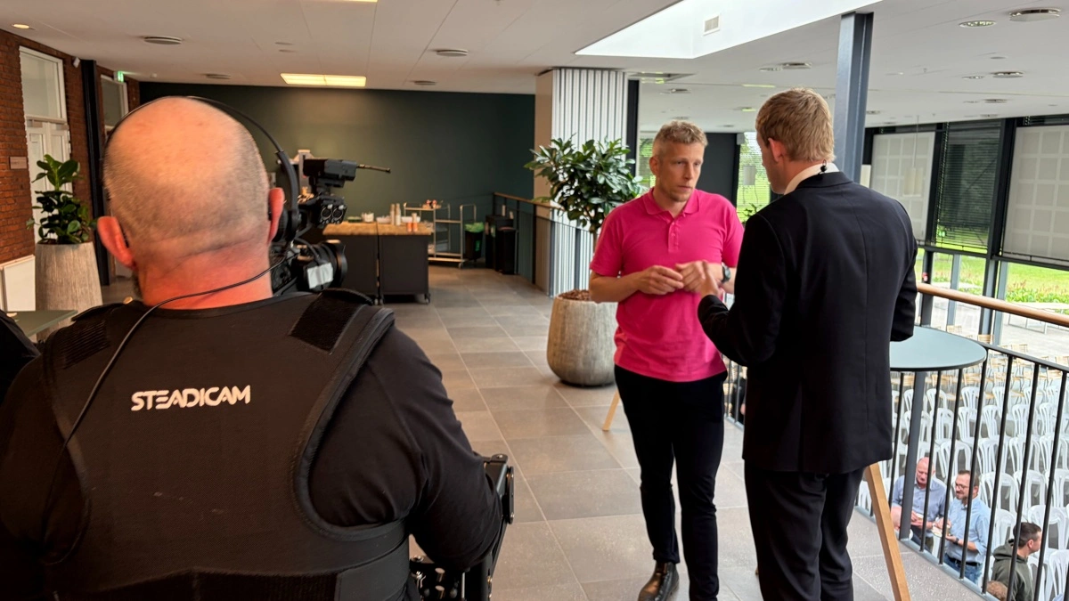 Danske Svineproducenters formand Jeppe Bloch Nielsen, initiativtageren til dages møde, interviewes til tv.