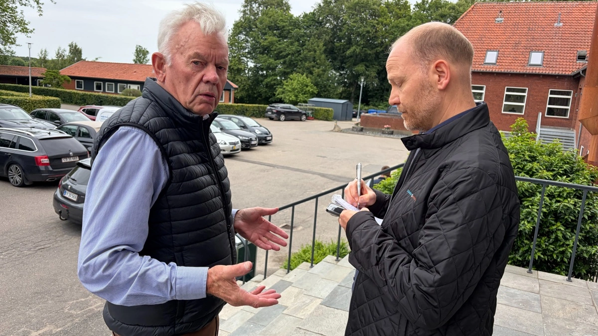 Tidligere mangeårig direktør for Landsudvalget for Svin, Orla Grøn Pedersen, er en af tilhørerne ved dagens møde. Her interviewes han af journalist Morten Ipsen fra Effektivt Landbrug. 