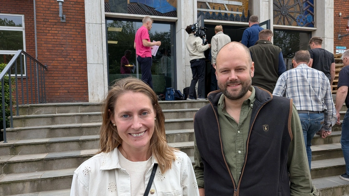 Griseproducenterne Trine og Morten Hovmand-Hansen fotograferet foran indgangen til Bygholm Landbrugsskole. Foto: Morten Ipsen