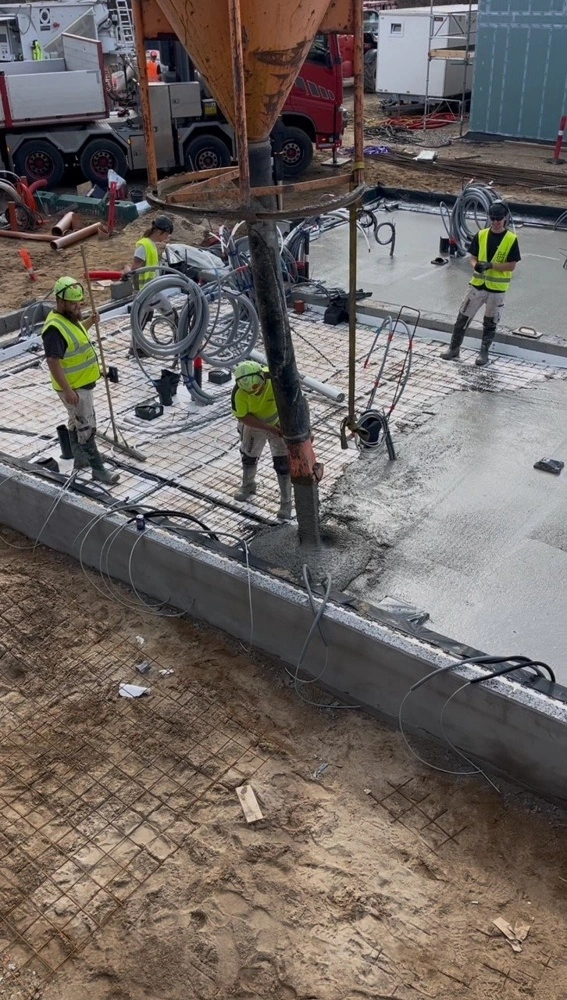 Recycon blev stiftet i 2021, men har allerede leveret våd beton til boliger, infrastruktur og flere landbrugsprojekter, hvor man kan levere beton til fundamenter, gulve og elementer til komplette bygninger. Foto: Recycon