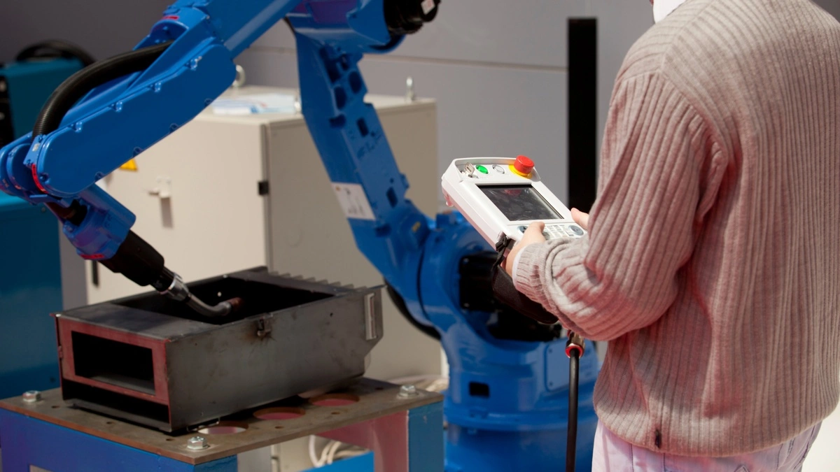 Når robotter kan udføre fysisk arbejde til en meget lav omkostning og samtidig arbejde døgnet rundt, ændres produktionsøkonomien markant. Foto: Colourbox