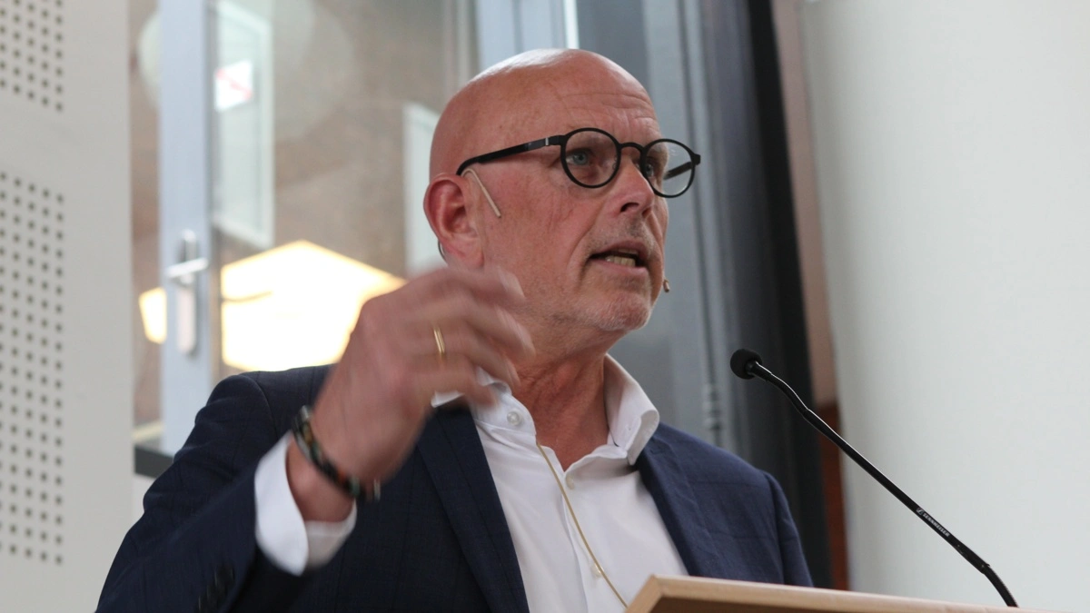 Leif Wilson, direktør i FødevareDanmark, oplyser, at Fødevarealliancen har rettet henvendelse til ministeren om den kommende grisefirepart. Her ses han holde indlæg ved krisemødet på Bygholm Landbrugsskole onsdag. Foto: Anne Wolfenberg